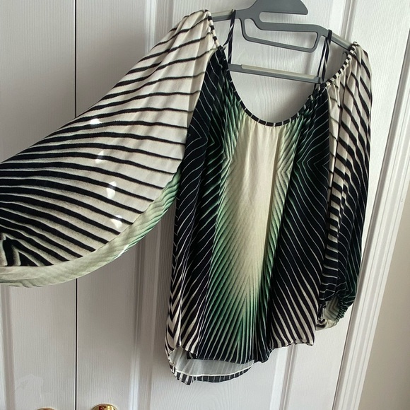 Cold Shoulder Silk flows pattern blouse - Picture 5 of 8